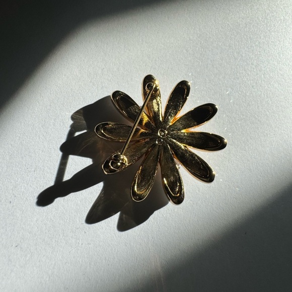 Stunning gold tone SWAROVSKI flower brooch pin - Picture 4 of 14